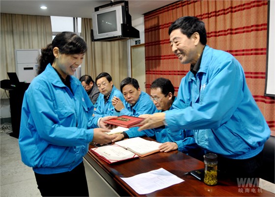 董事長陳根喜為獲獎(jiǎng)部門頒獎(jiǎng) 董事長陳根喜為獲獎(jiǎng)部門頒獎(jiǎng)