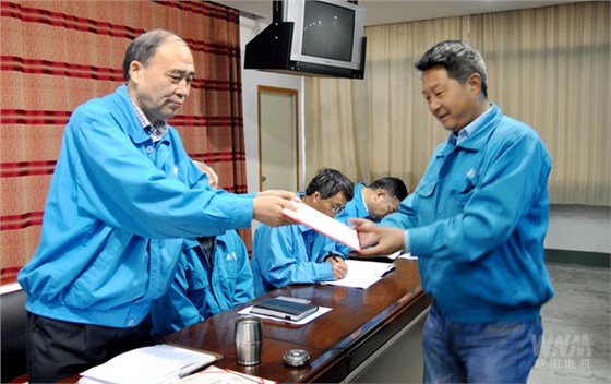 副董事長管兵為獲獎(jiǎng)部門頒獎(jiǎng) 副董事長管兵為獲獎(jiǎng)部門頒獎(jiǎng)