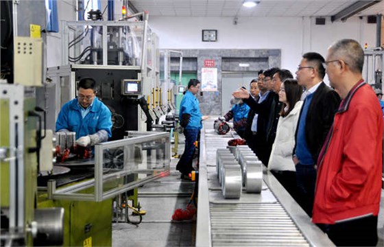 皖南電機(jī)|電機(jī)廠家:來賓在車間參觀 皖南電機(jī)|電機(jī)廠家:來賓在車間參觀