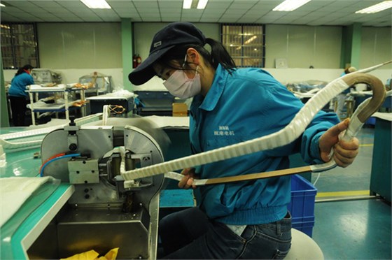 威能公司線圈車間高壓線圈組正在進行成型線圈的機包作業(yè) 威能公司線圈車間高壓線圈組正在進行成型線圈的機包作業(yè)