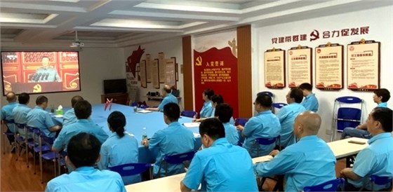 皖南電機(jī)黨委書(shū)記、副董事長(zhǎng)管兵正在與公司黨員干部一起集中收看大會(huì)直播