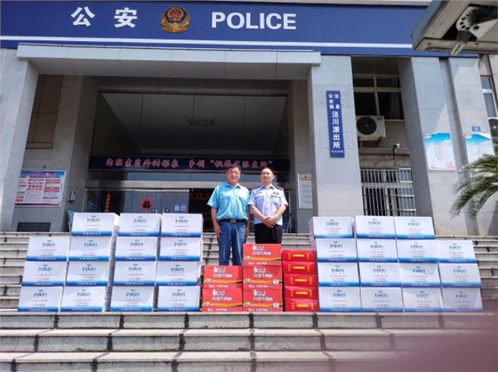 圖為公司安全環(huán)境保護處處長董萌蓓為子弟兵及公安民警送去慰問品，并致以節(jié)日的問候和祝福