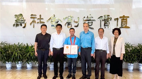 省、市總工會(huì)為皖南電機(jī)&ldquo;全國五一勞動(dòng)獎(jiǎng)?wù)?rdquo;獲得者授牌頒獎(jiǎng)