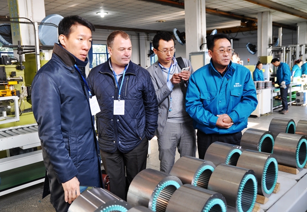 皖南電機:總經(jīng)理陳學鋒(右一)陪同客人在參觀自動流水線 皖南電機:總經(jīng)理陳學鋒(右一)陪同客人在參觀自動流水線