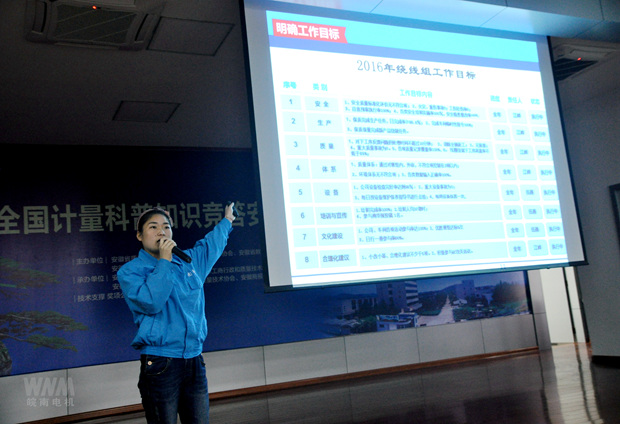 選手在聲情并茂地進(jìn)行發(fā)布 選手在聲情并茂地進(jìn)行發(fā)布