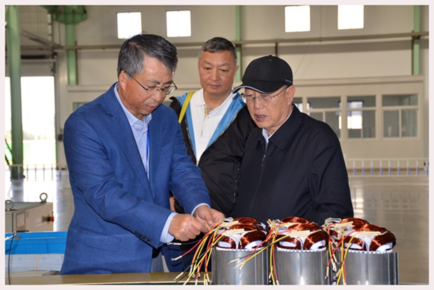 圖為中國(guó)機(jī)械工業(yè)聯(lián)合會(huì)特別顧問(wèn)蔡惟慈（右一）、上海電器科學(xué)研究所(集團(tuán))有限公司黨委書(shū)記鄒孟奇（中）在公司副總經(jīng)理孫躍（左一）的陪同下參觀皖南電機(jī)生產(chǎn)車(chē)間